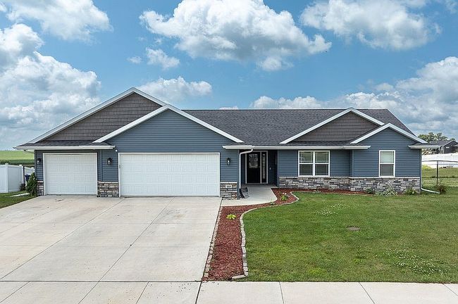Photo of 103 Viking Dr, Vinton, IA