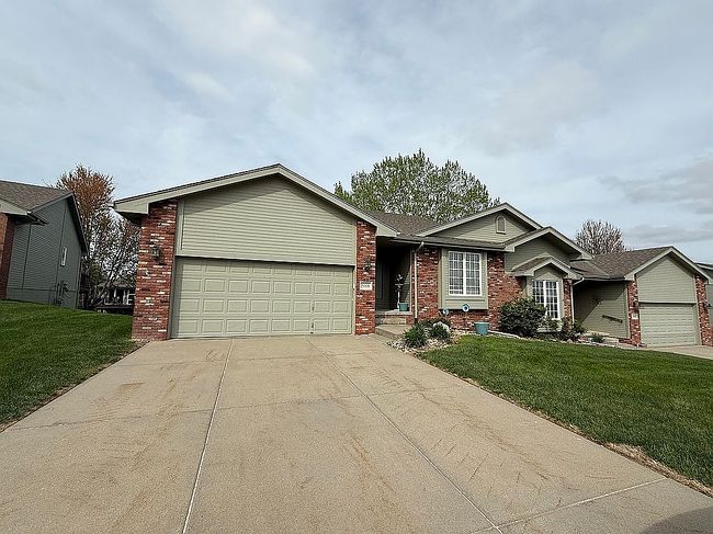 5008 Lakeside Dr, Papillion, NE