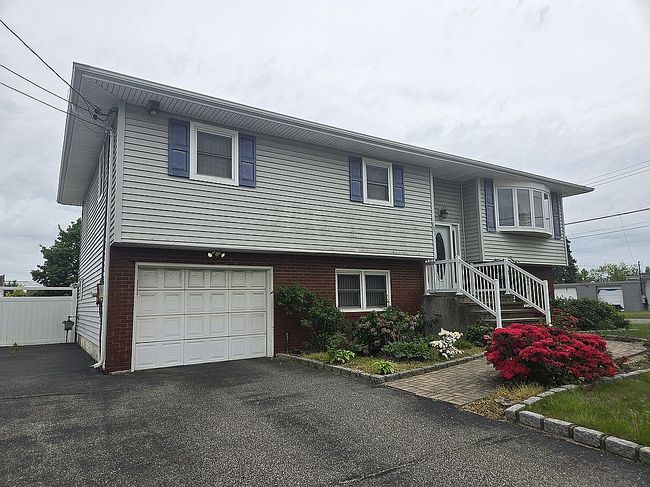 Photo of 801 5th St, West Babylon, NY