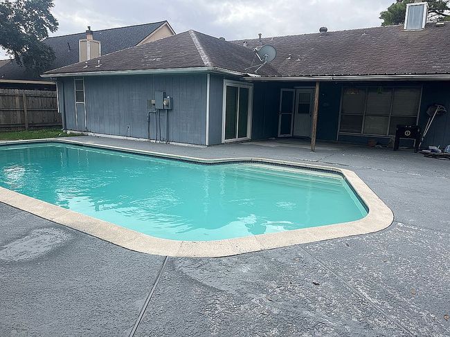 Photo of 111 Ambershadow Dr, Houston, TX