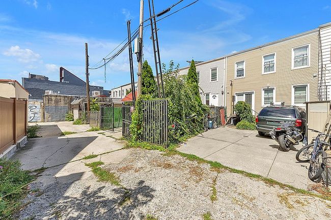 Photo of 64-08 Metropolitan Ave, Middle Village, NY