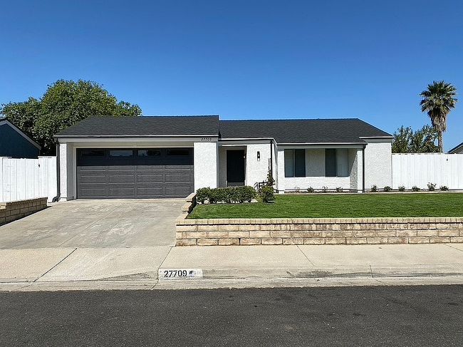 Photo of 27709 Lakehurst Ave, Santa Clarita, CA