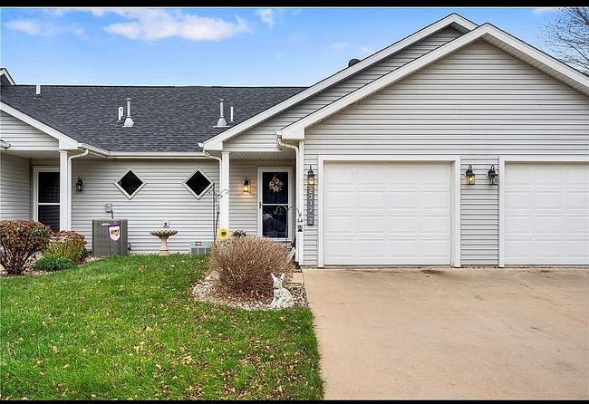 Photo of 2312 Bos Landen Dr Apt 2, Pella, IA