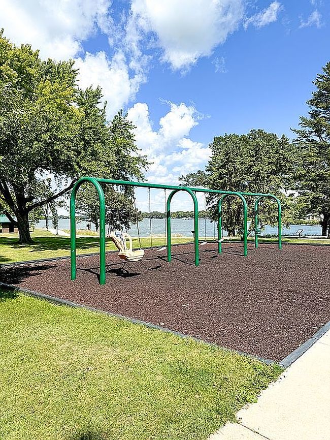 Photo of 1504 Dundee Ave, Spirit Lake, IA