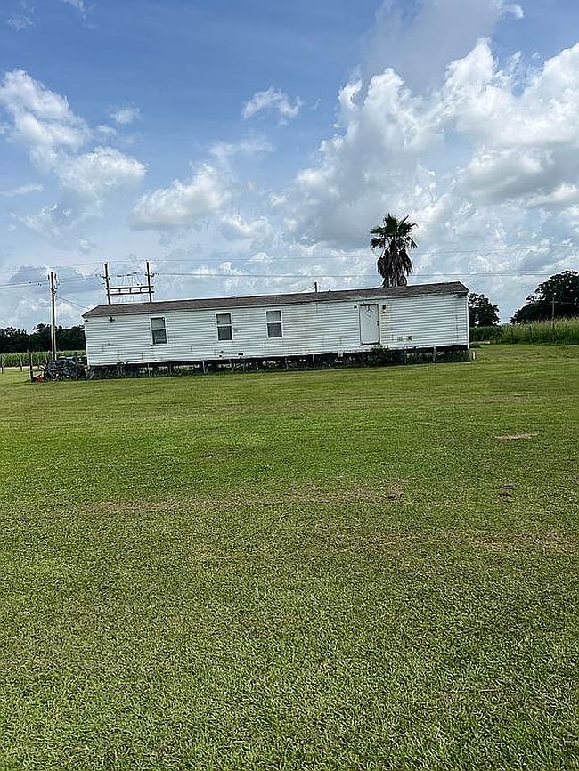 Photo of 1130 A & B Nassans Rd, Saint Martinville, LA