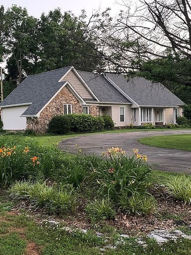 Image of 13 Forked Oak Ln
