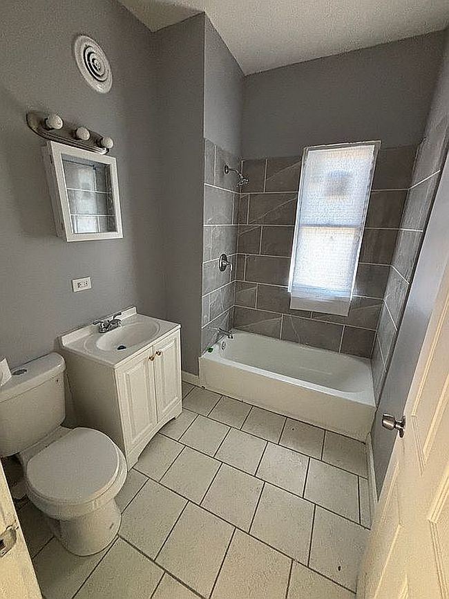 Image of 6039 S Carpenter St