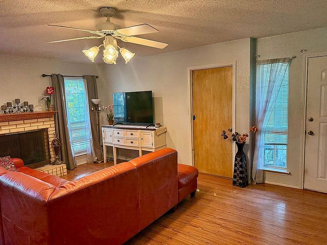 Additional photo 3 of property located at 541 Deer Crk E