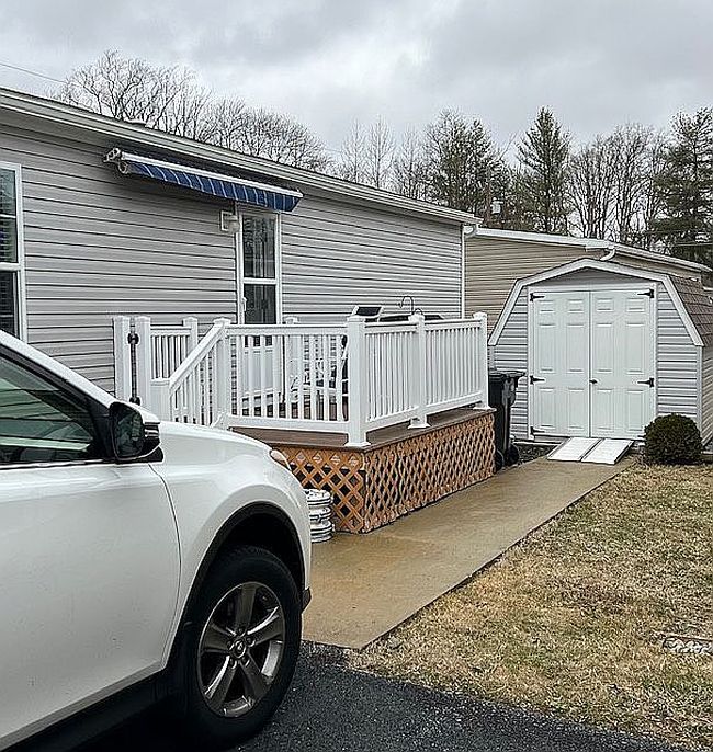 Image of 33 Lynbrook Ln