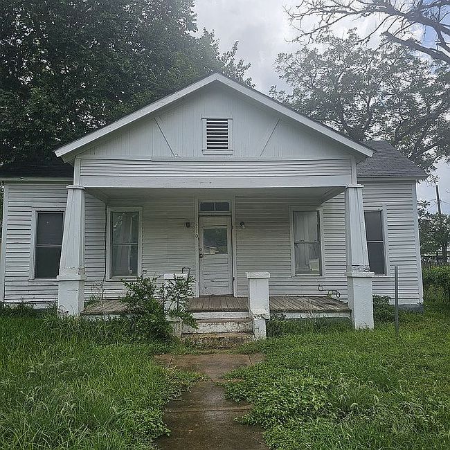Photo of 210 W Broadway St, Cuero, TX