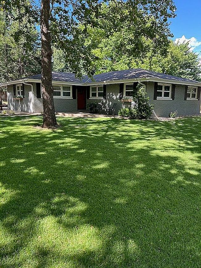 Photo of 1800 Kenmar Dr, Manhattan, KS