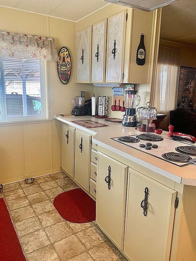 Additional photo 2 of property located at 18 W Washington Ave Unit 28