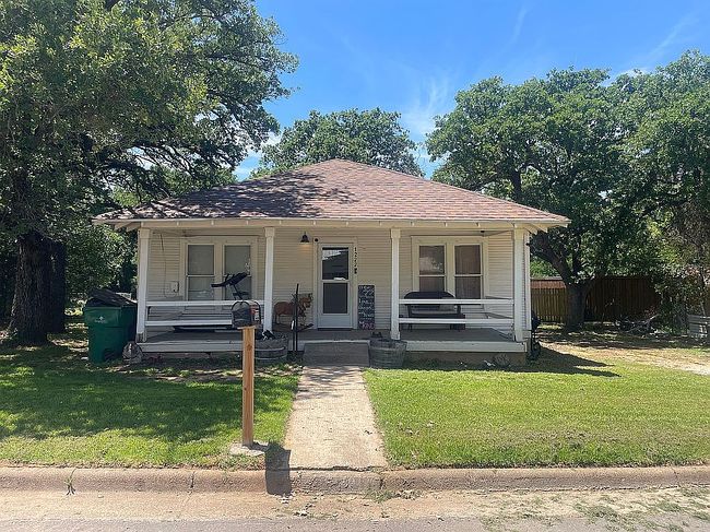 1222 East St, Graham, TX