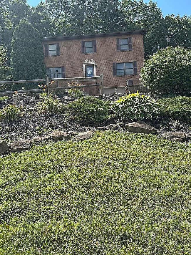 Photo of 165 Oakdale Dr, Zelienople, PA
