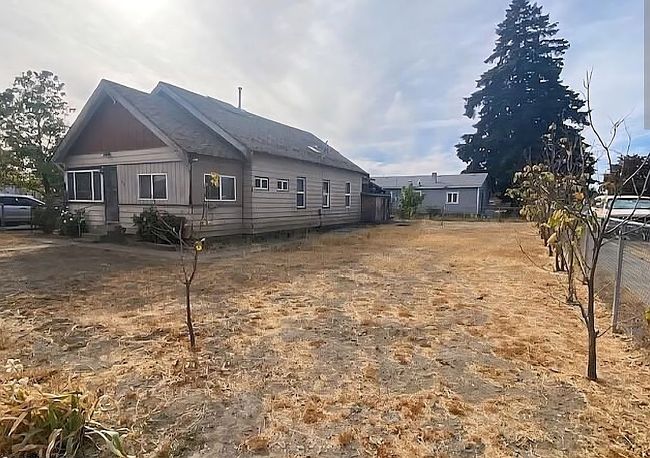 Photo of 610 N Camas Ave, Wapato, WA