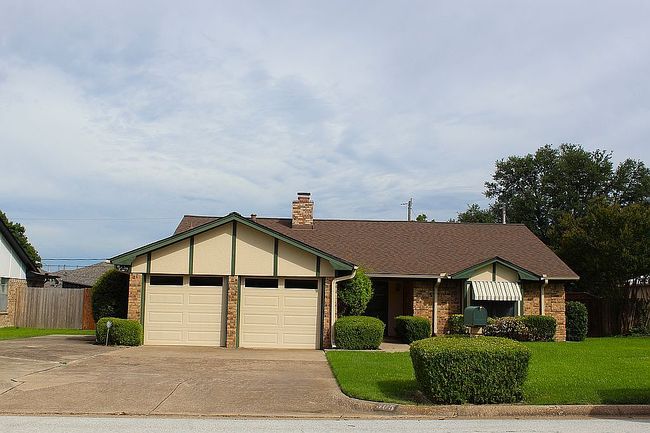 Photo of 305 Stratford Dr, Hurst, TX