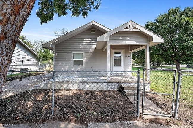 Preview of property located at 1606 N Chautauqua Ave