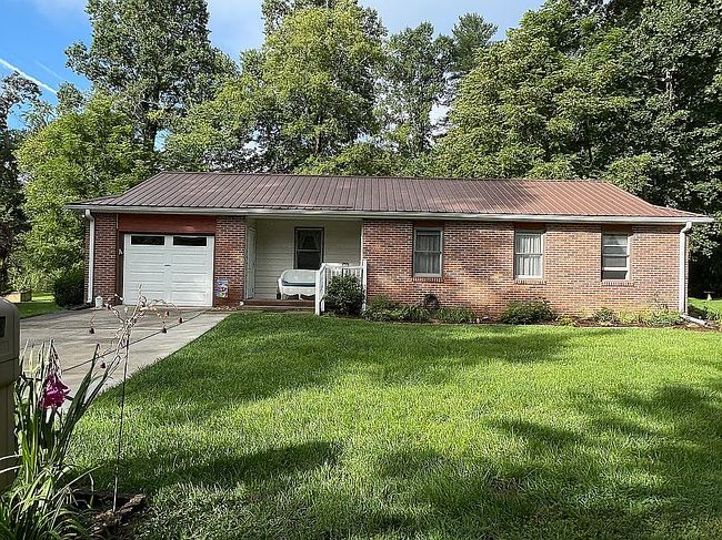 Photo of 33 Resada Dr, Brevard, NC