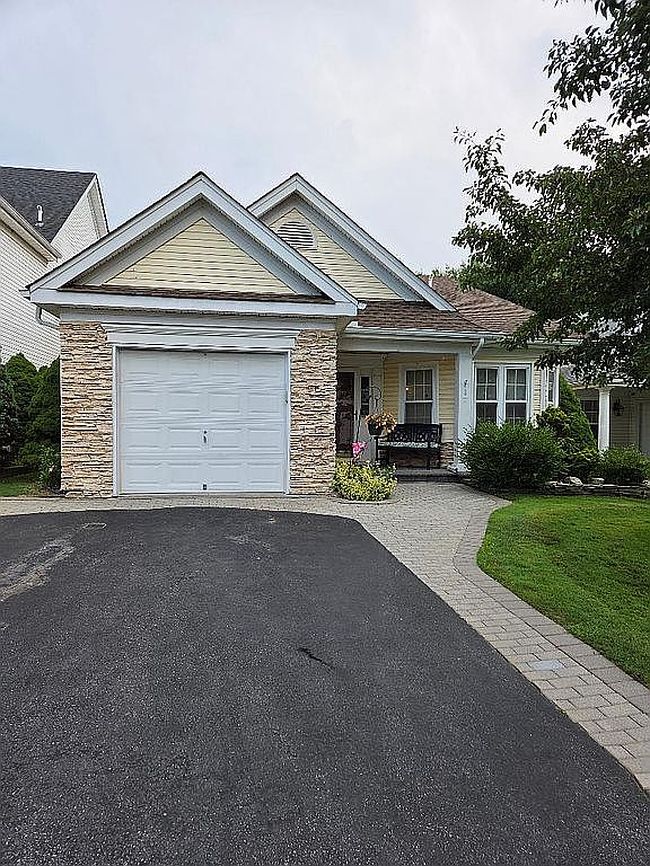 Photo of 40 Perri Cir, Middle Island, NY