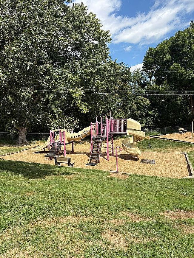 Additional photo 1 of property located at 2609 S 3rd Street Plz