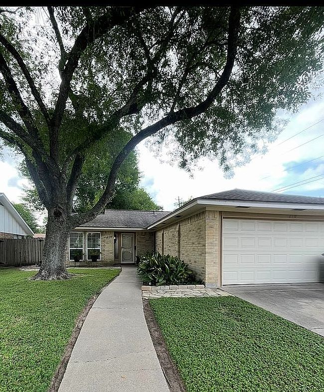 Photo of 210 Londonderry Dr, Victoria, TX