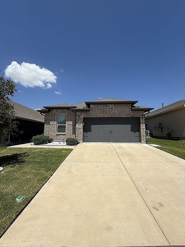 Photo of 1652 Briar Hunt Dr, Forney, TX