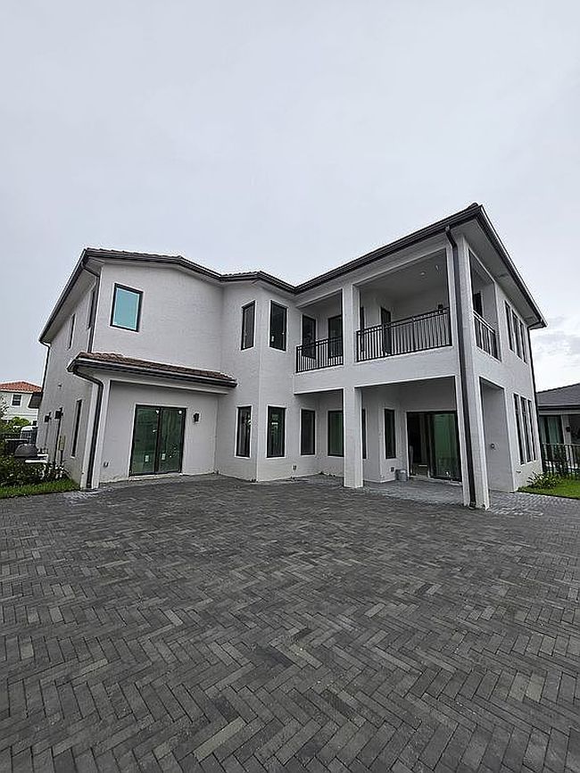 Image of 3515 Ashwood Cir S