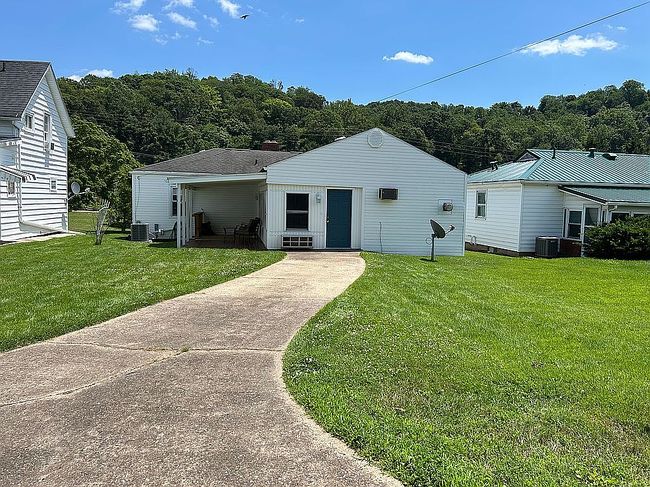 Photo of 617 6th St, Saint Marys, WV