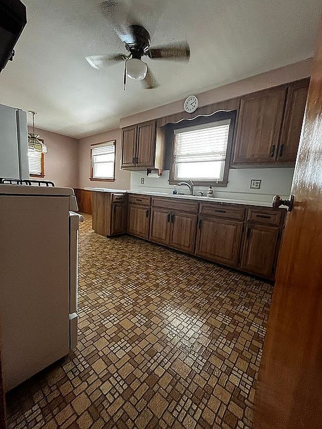 Photo of 230 W Hopewell Dr, Struthers, OH