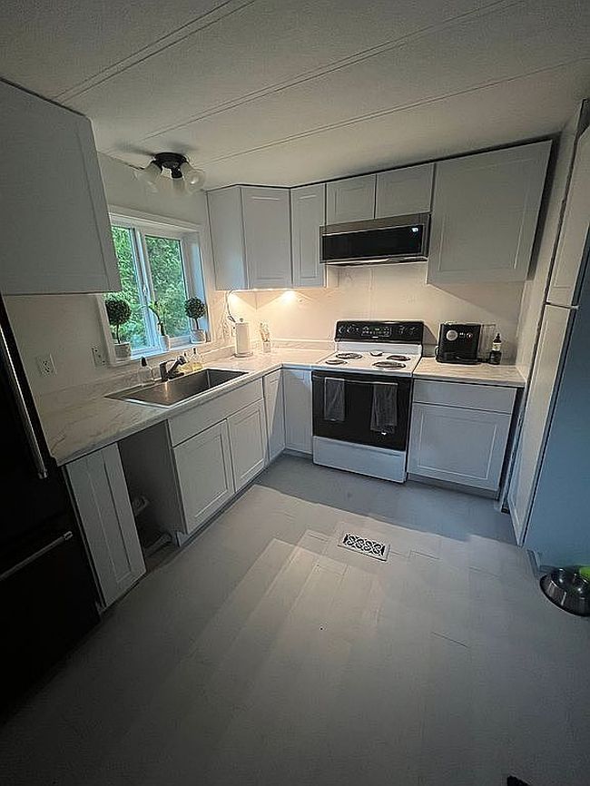 Additional photo 2 of property located at 11587 Middle Bay Dr