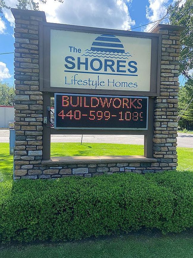 Photo of 975 Lake Rd, Conneaut, OH