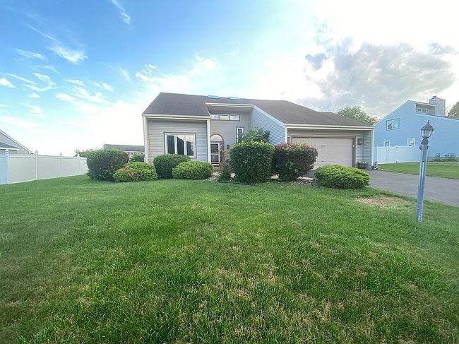 Photo of 29 Cord Dr, Latham, NY