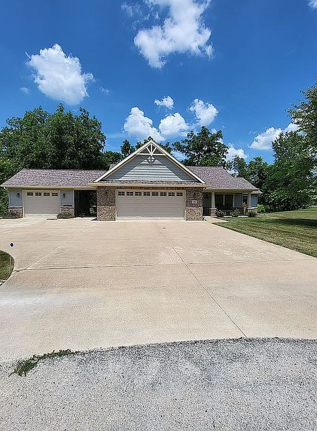 202 Valley Ct, Goodfield, IL