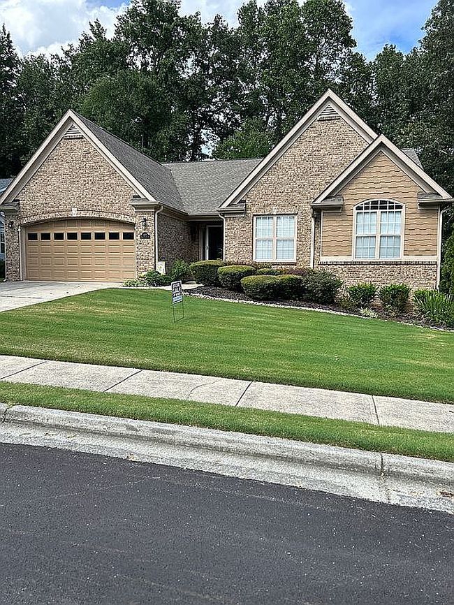 Photo of 1495 Creek Pointe Cir, Lawrenceville, GA