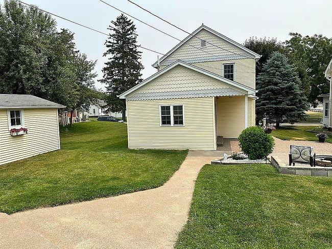 Photo of 104 N 4th St, Bellevue, IA