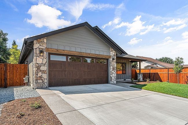Photo of 1005 Sw River Mist Ln