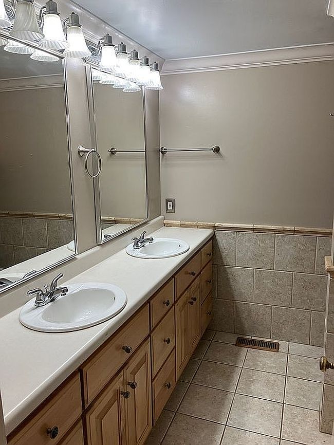 Additional photo 1 of property located at 505 Meadow Ln