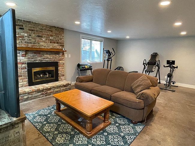 Photo of 495 Valley View Dr, Pleasant Grove, UT