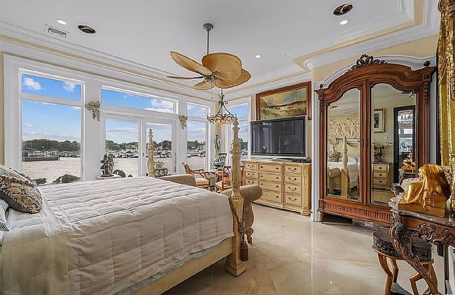 Photo of 238 W Islip Rd, West Islip, NY