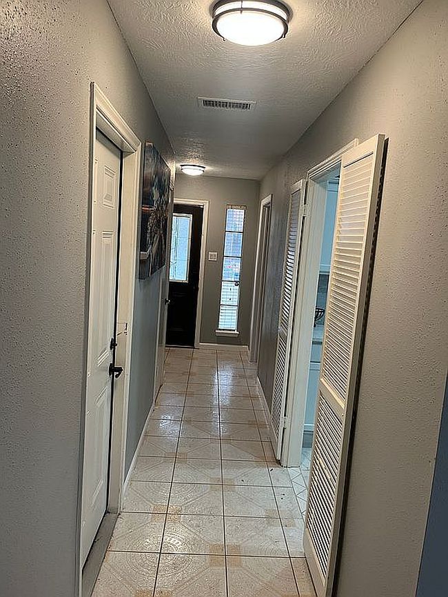 Photo of 111 Ambershadow Dr, Houston, TX