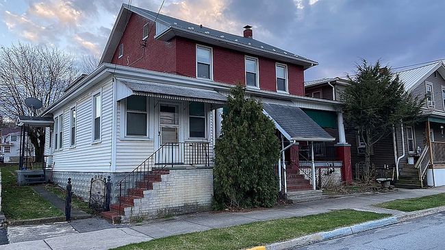 Image of 407 W 1st St