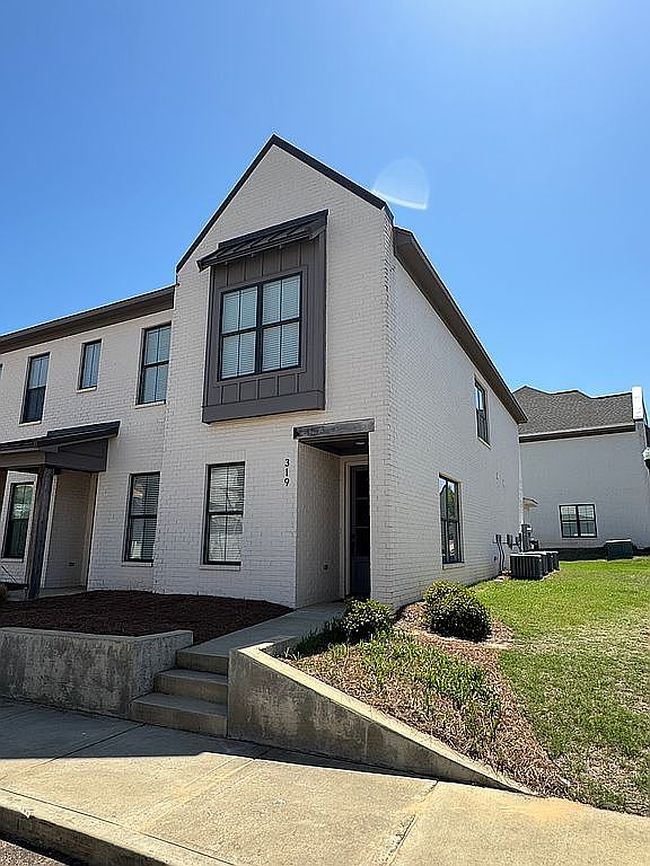 Image of 319 Stillwater Ln