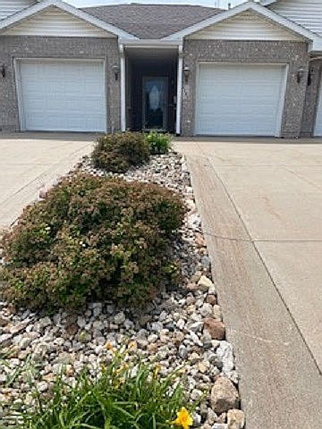 Photo of 1525 Bies Dr, Dubuque, IA