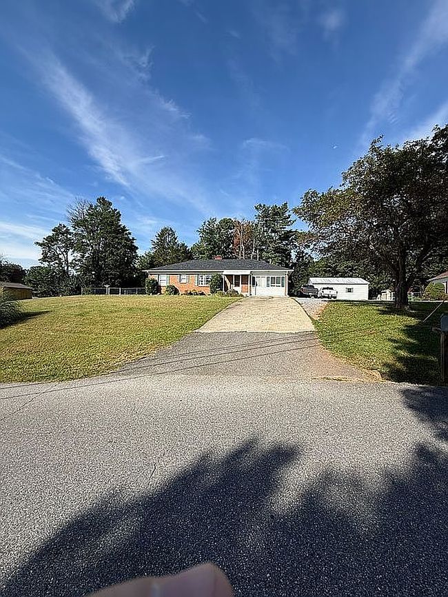 Photo of 1002 Roundelay Rd, Lynchburg, VA