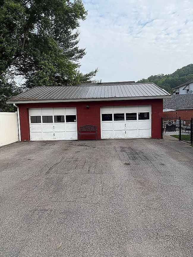 Image of 330 E 7th St
