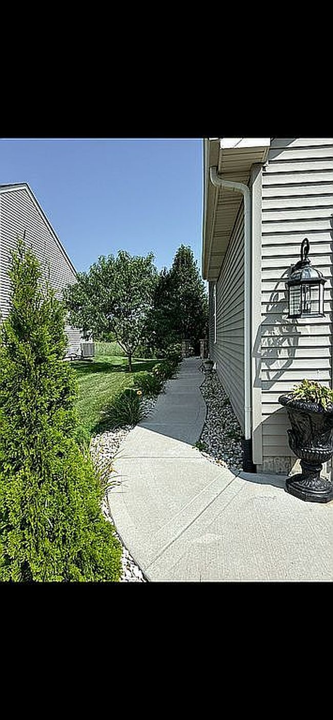 Photo of 377 Fieldstone Dr, Woodstock, IL