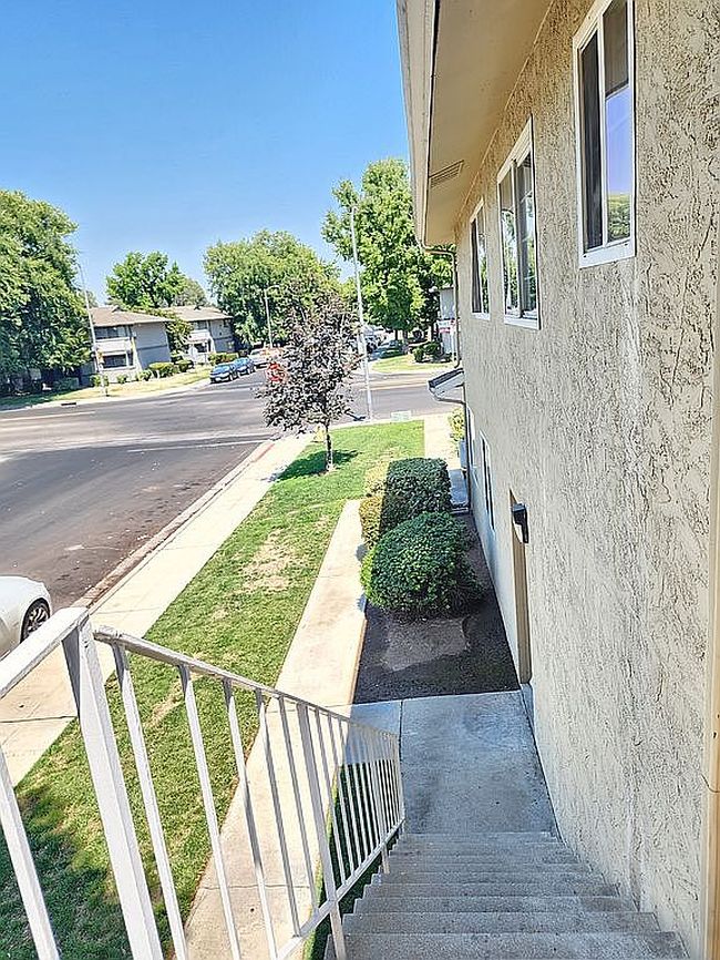 Photo of 2236 Peach Ave Apt 4, Clovis, CA