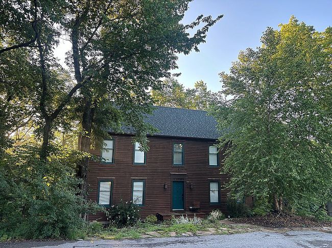 Photo of 1323 Main St, Parkville, MO