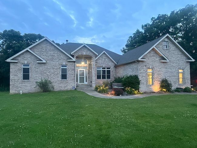Photo of 84 Beacon Hill Ln, Litchfield, IL