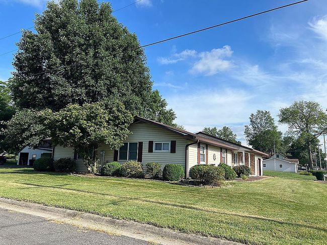 Photo of 290 N Elm St, Breese, IL